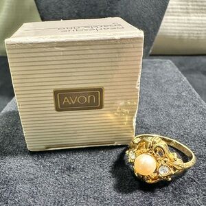 NOS/ Vtg signed AVON Ladies Faux Pearl & Rhinestone Ring